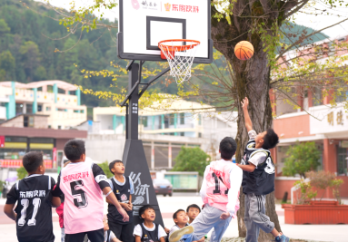 beat365在线体育守护乡村孩子的健康成长 东鹏饮料公益篮球场落子贵州、江西